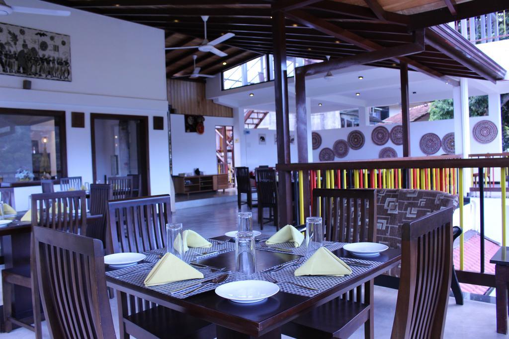 Hotel Kandyan Exterior foto